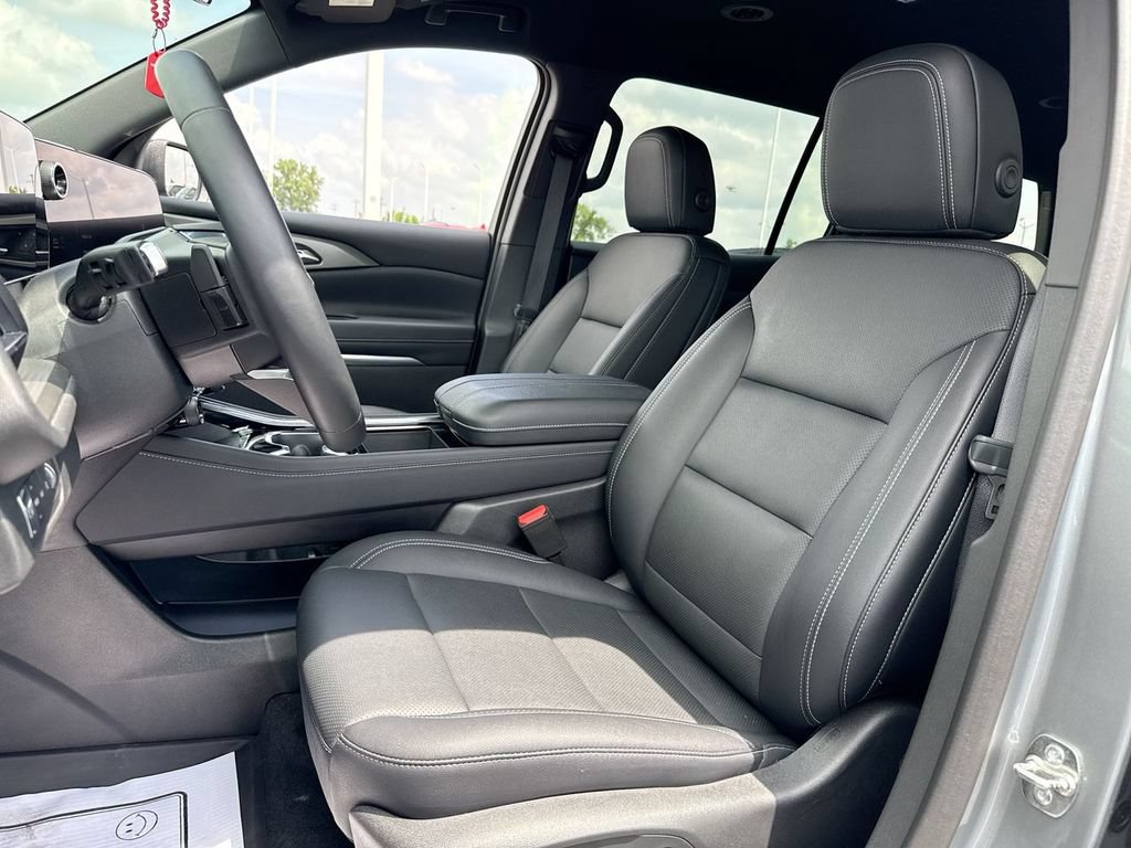 Used 2025 Chevrolet Traverse LT w/ Driver Confidence Package AWD/4WD image 11