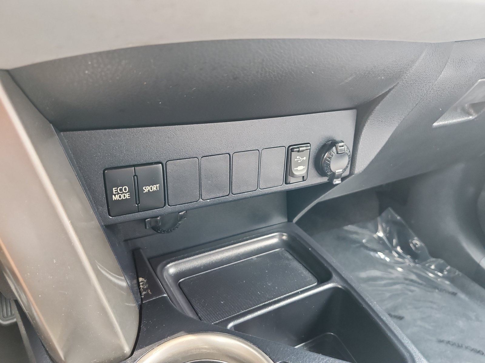 Used 2015 Toyota RAV4 LE FWD image 17