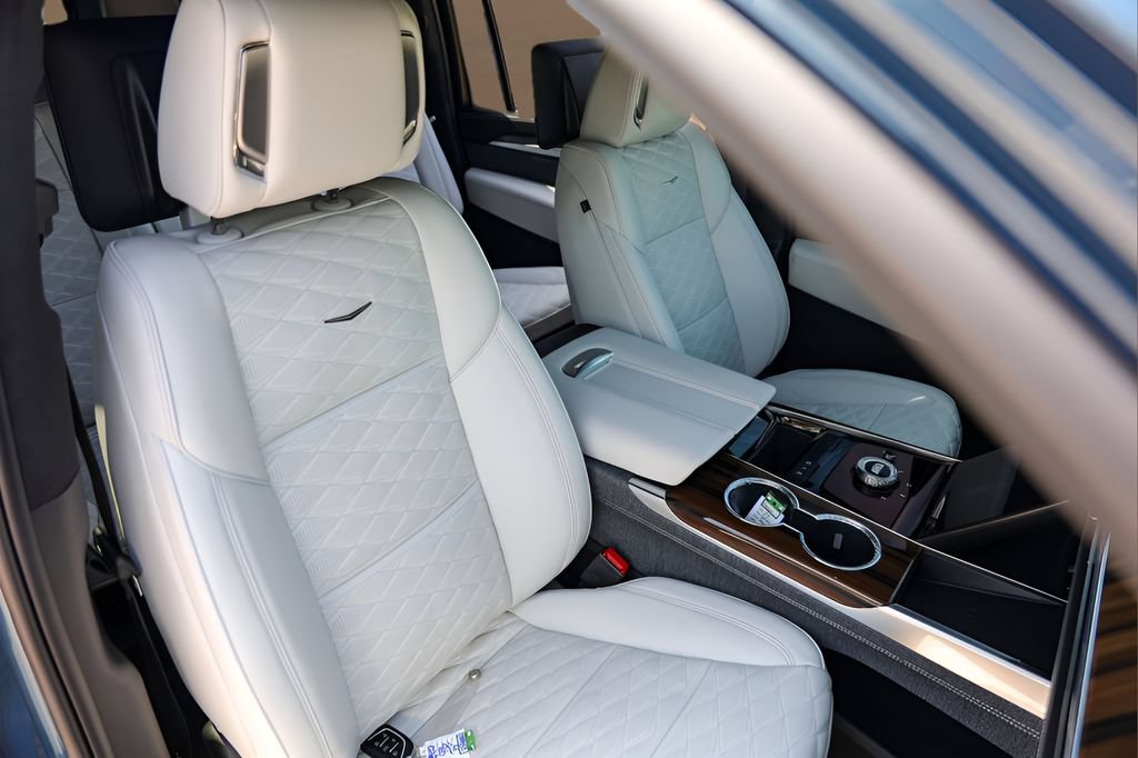 Certified 2026 Cadillac Escalade ESV Platinum Sport w/ LPO, ONYX Package AWD/4WD image 32