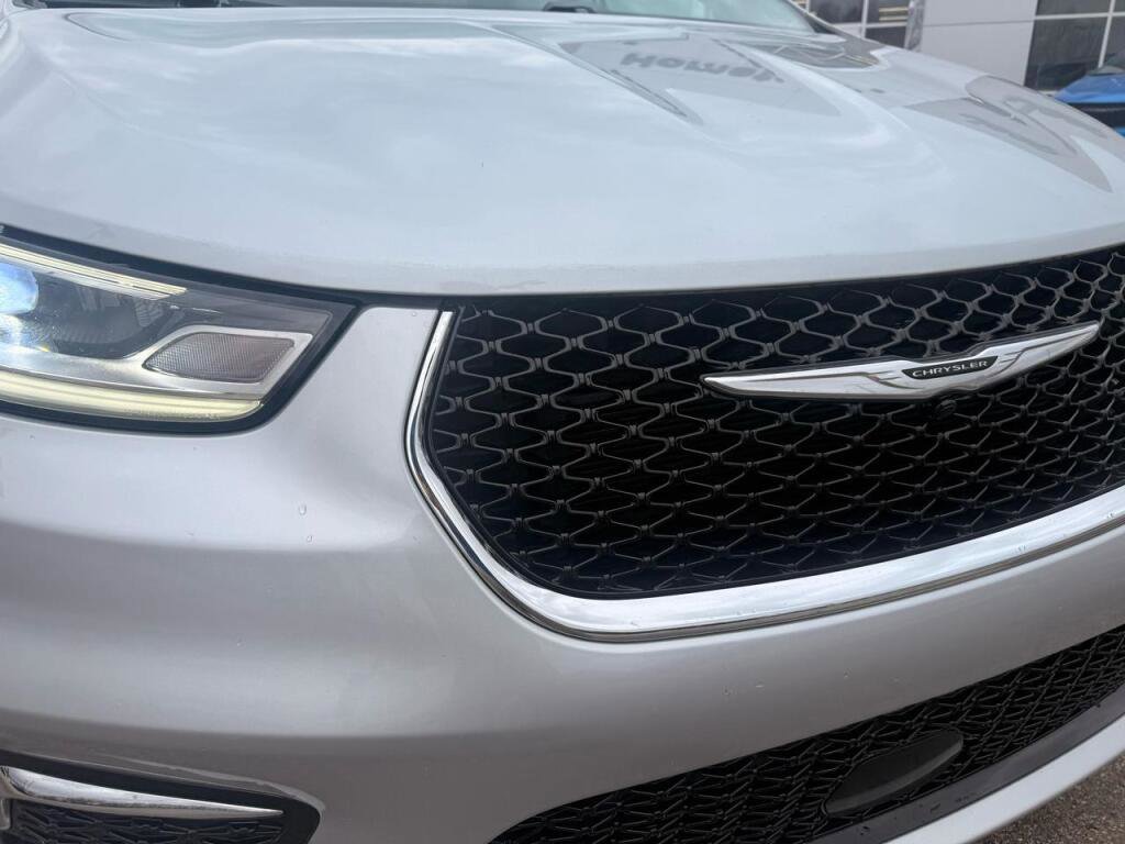 Used 2024 Chrysler Pacifica Limited image 9