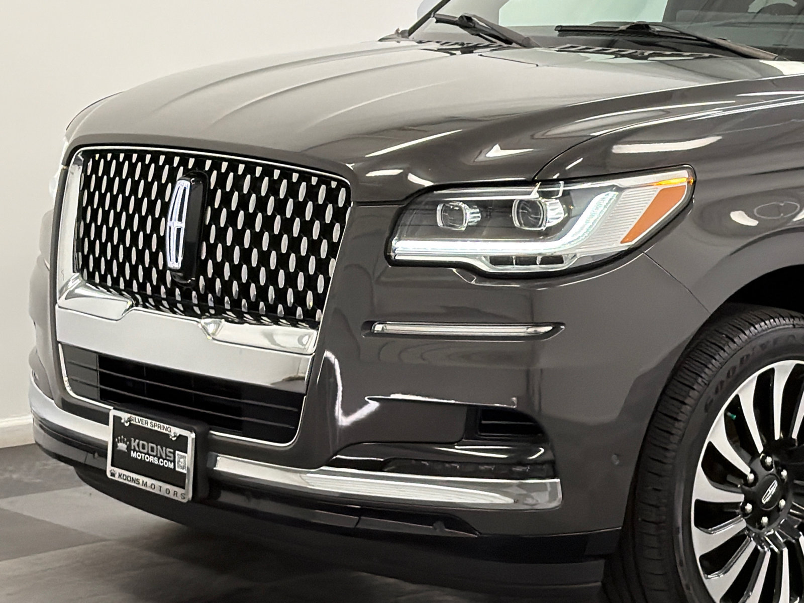 Used 2023 Lincoln Navigator Black Label AWD/4WD image 2