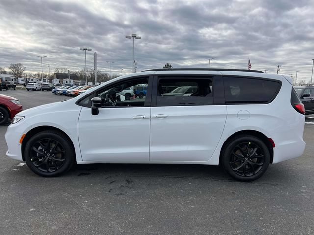 New 2026 Chrysler Pacifica Select w/ S Appearance Package AWD/4WD image 4
