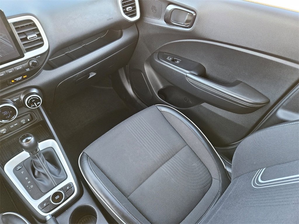Used 2023 Hyundai Venue Limited image 12