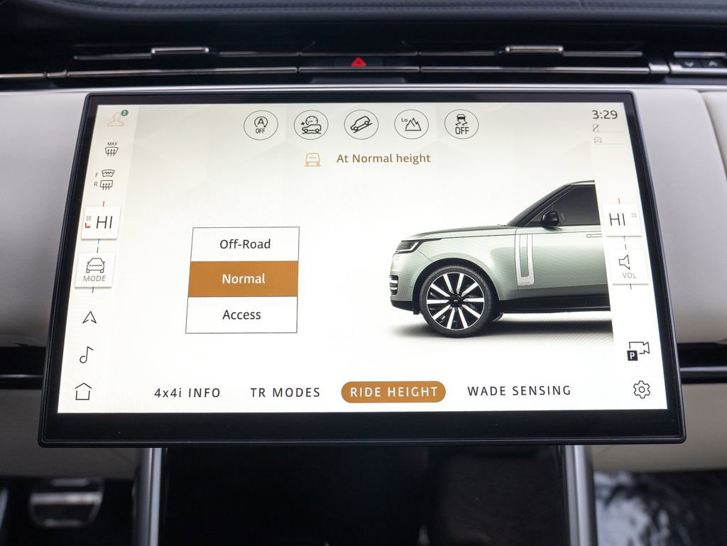 Certified 2025 Land Rover Range Rover SE image 27