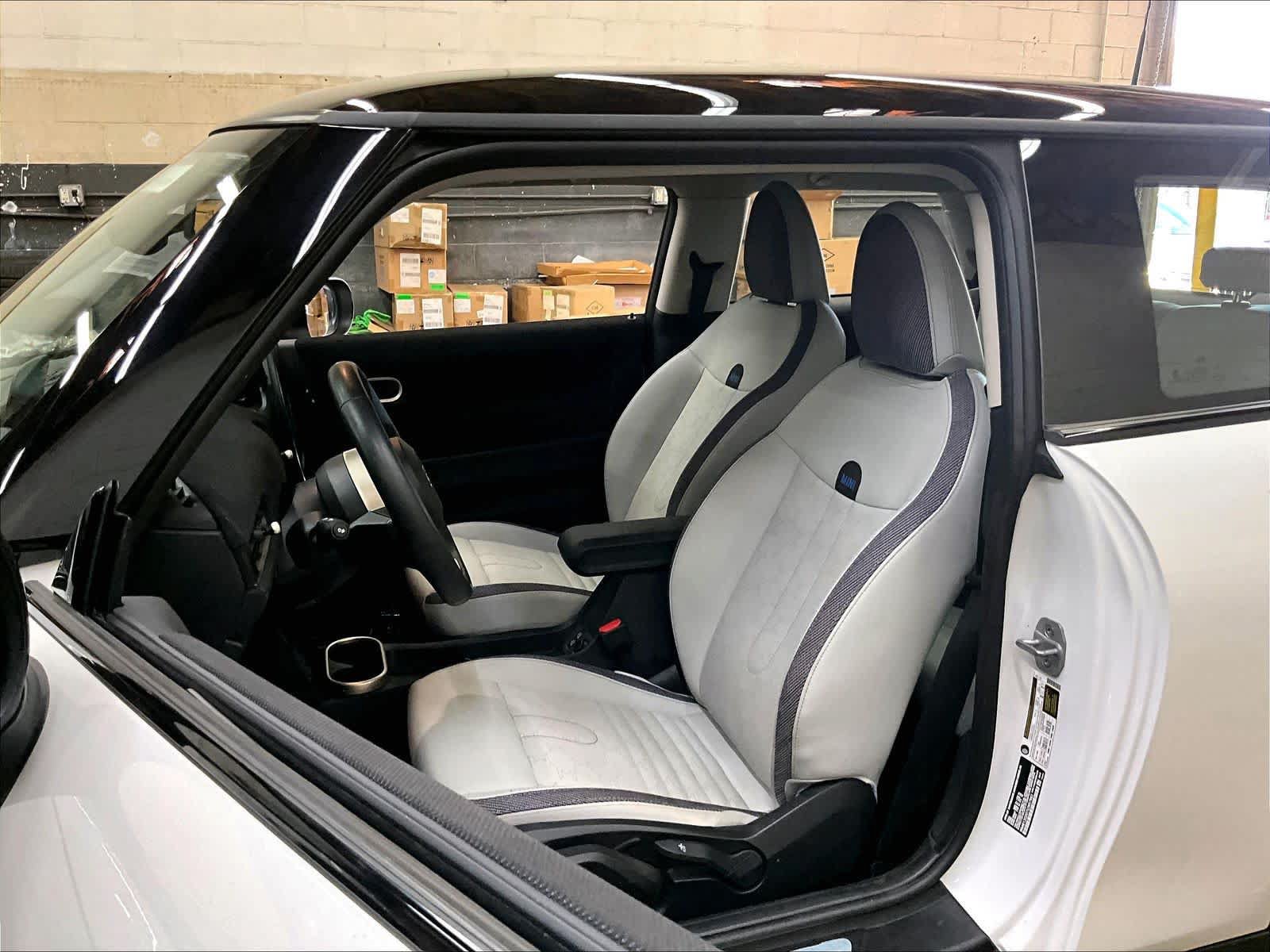 Used 2025 MINI Cooper 2-Door Hardtop FWD image 29