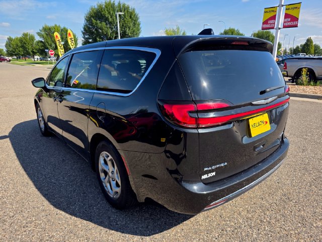 Used 2024 Chrysler Pacifica Limited FWD image 11