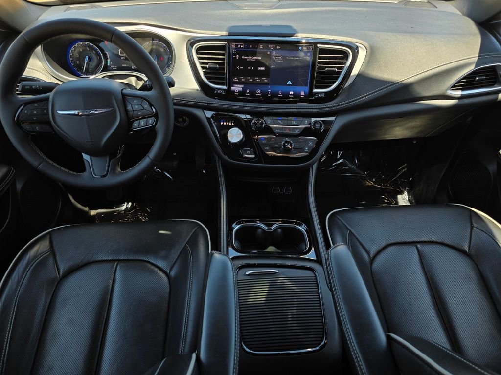 Used 2025 Chrysler Pacifica Limited FWD image 13