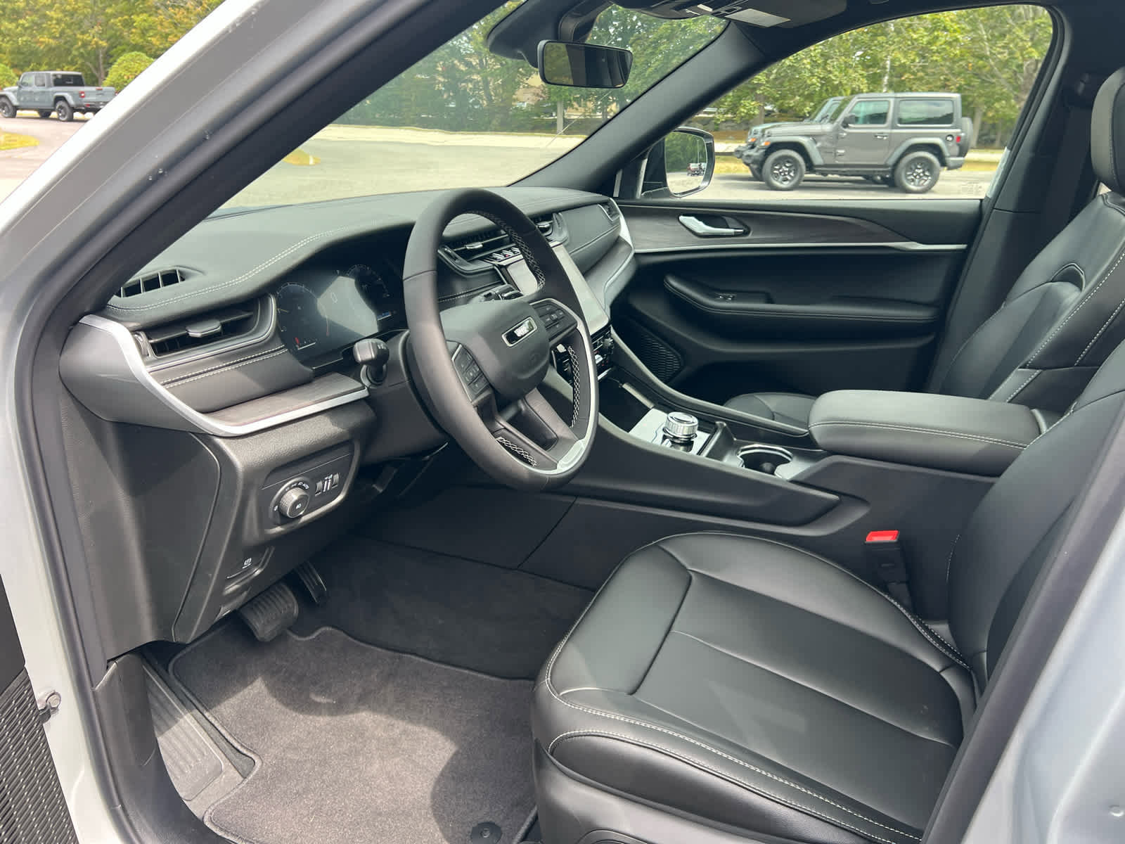 New 2025 Jeep Grand Cherokee L Limited w/ Trailer Tow Package image 15