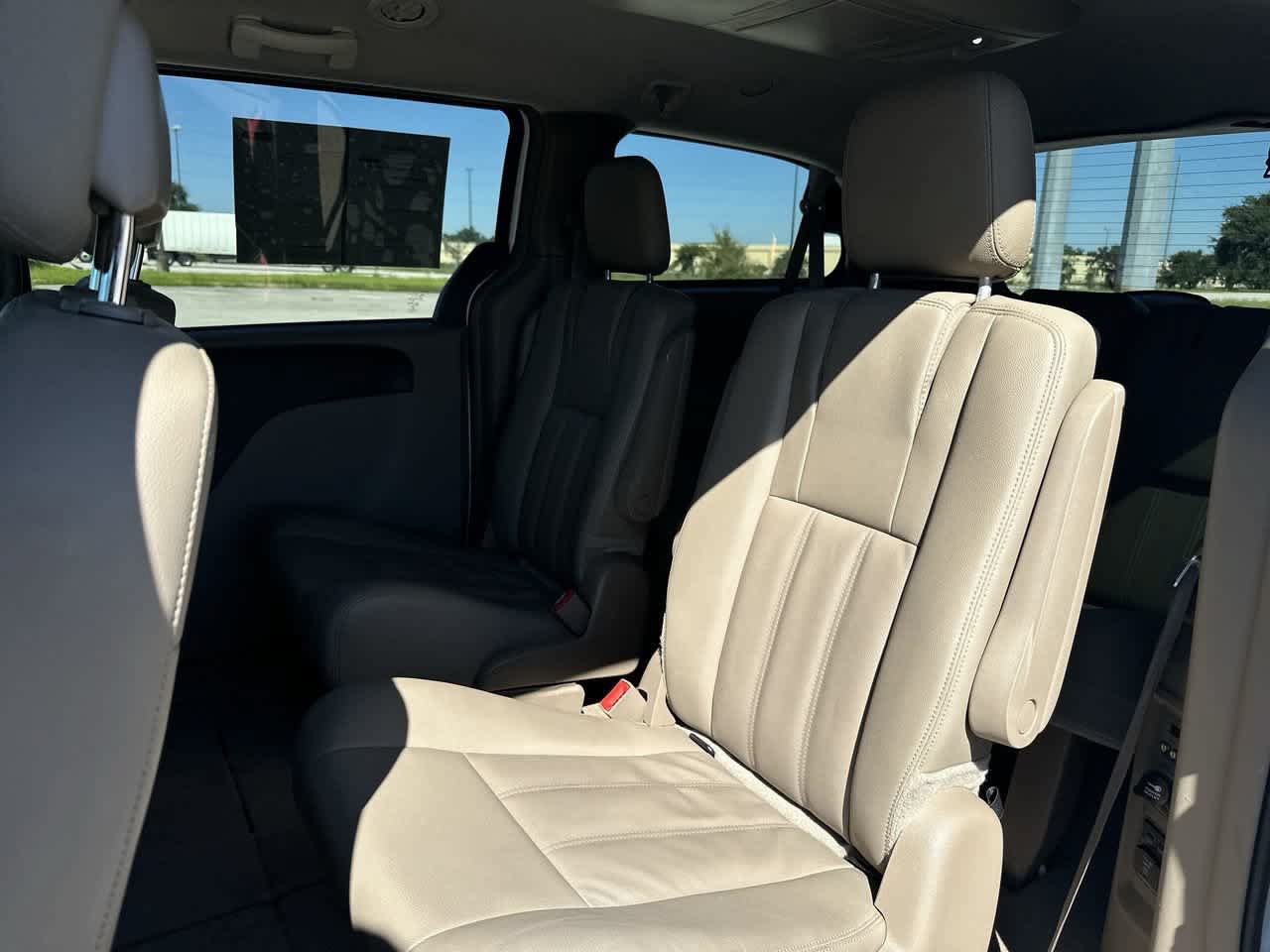 Used 2016 Chrysler Town & Country Touring FWD image 19