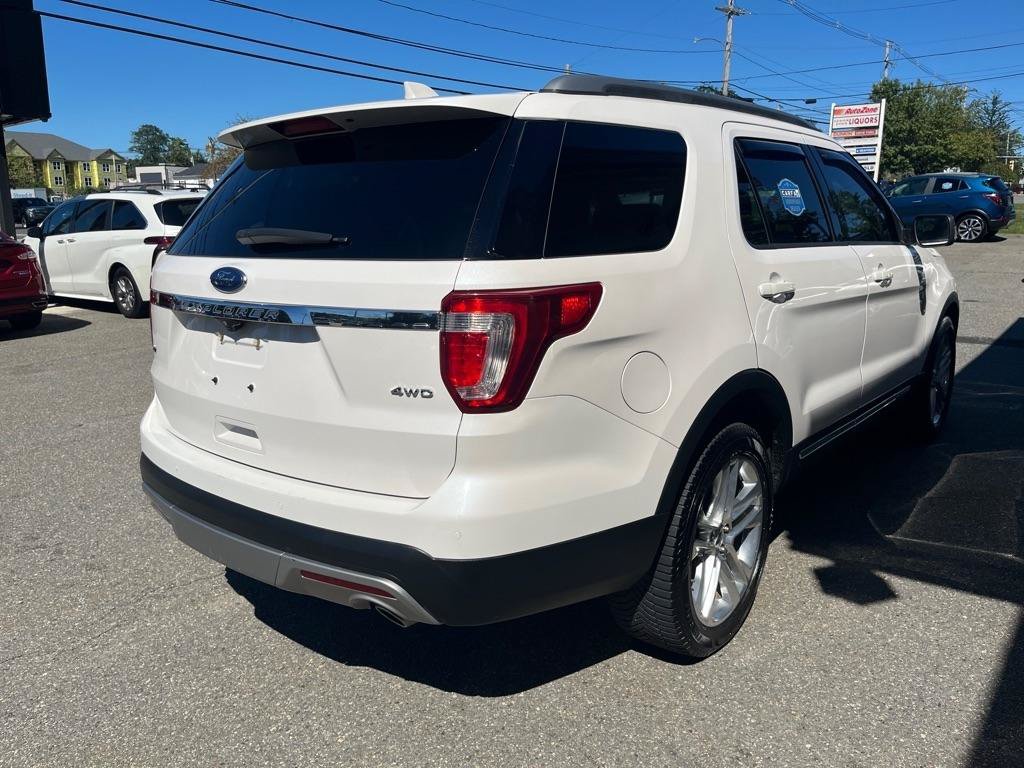 Used 2017 Ford Explorer XLT w/ Equipment Group 202A AWD/4WD image 3