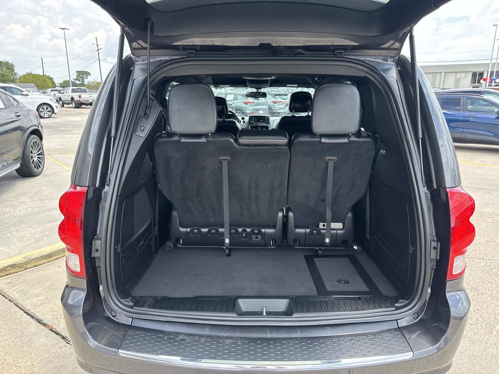 Used 2016 Dodge Grand Caravan R/T w/ Safety Sphere Group FWD image 10