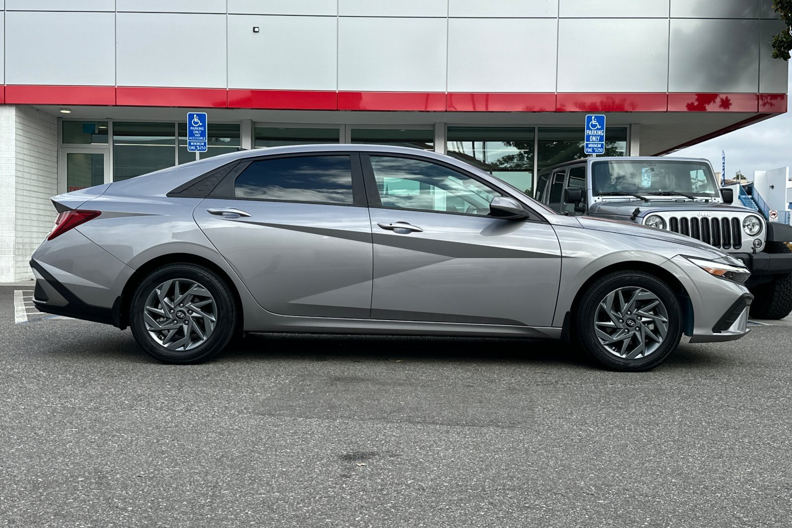 Used 2025 Hyundai Elantra Hybrid FWD image 3