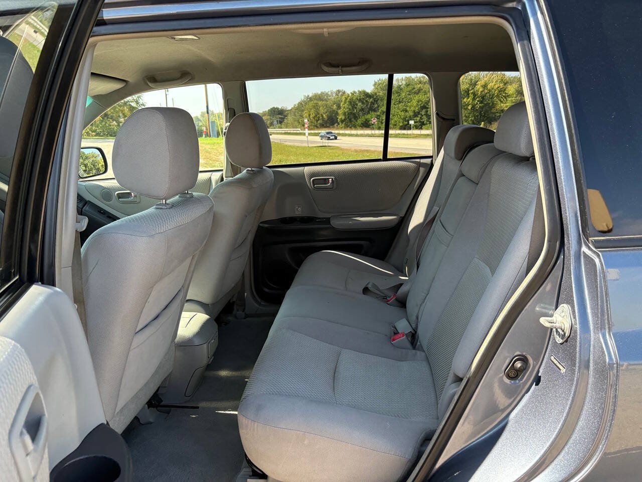Used 2004 Toyota Highlander 2WD V6 w/ Appearance Pkg image 11