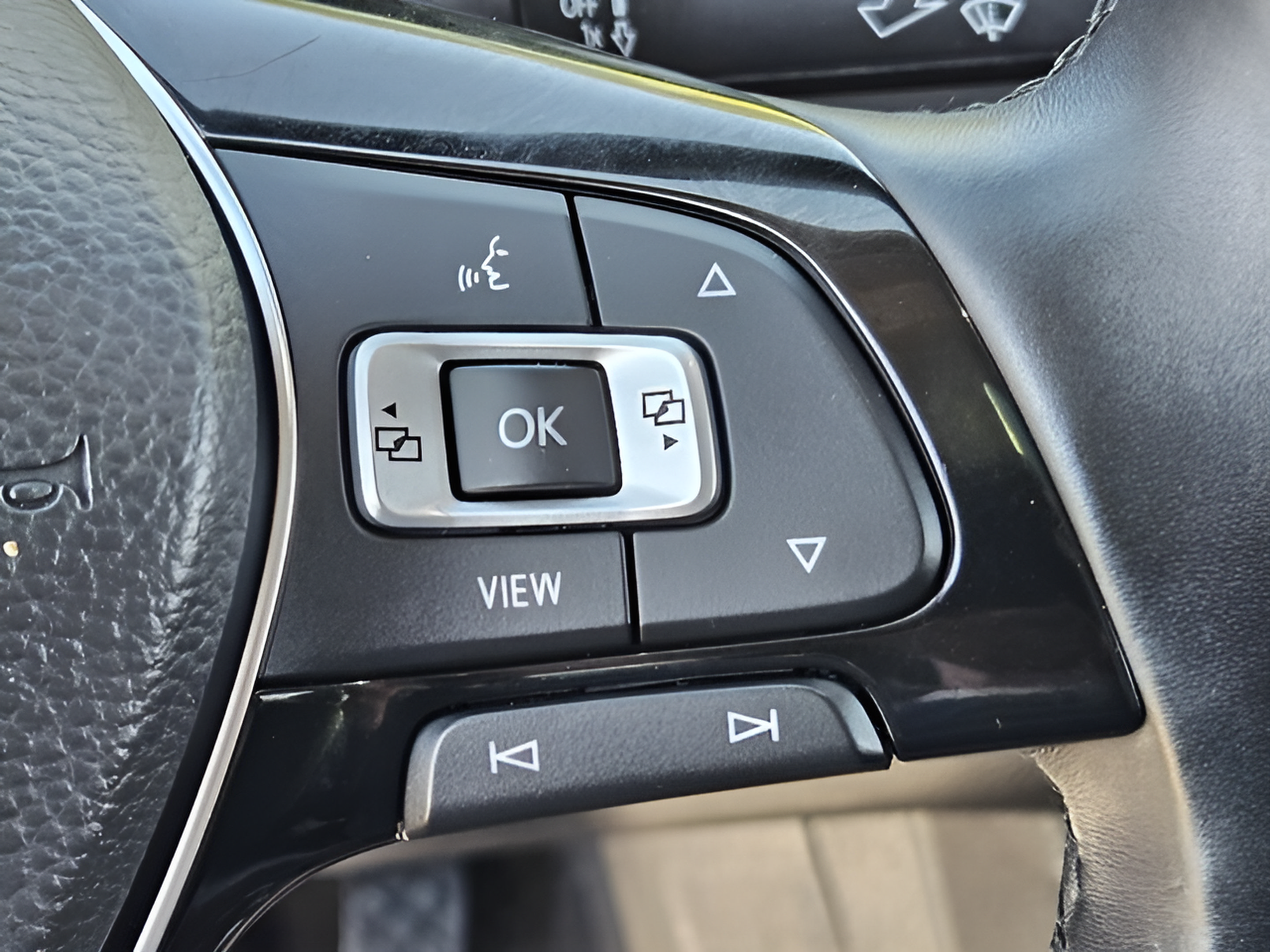 Used 2019 Volkswagen Tiguan SE w/ Panoramic Sunroof Package FWD image 25