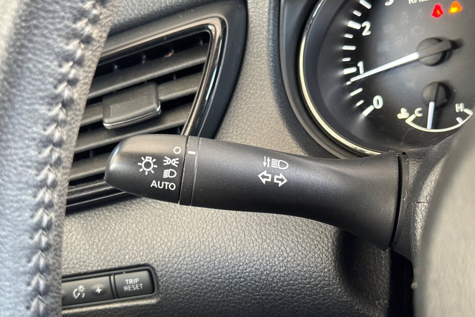 Used 2020 Nissan Rogue SV FWD image 32