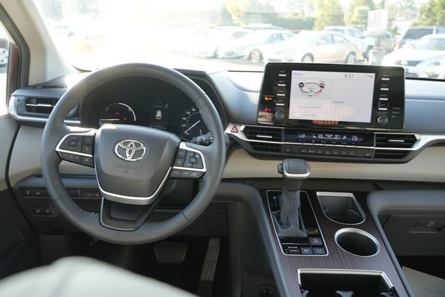 Used 2023 Toyota Sienna XLE FWD image 20