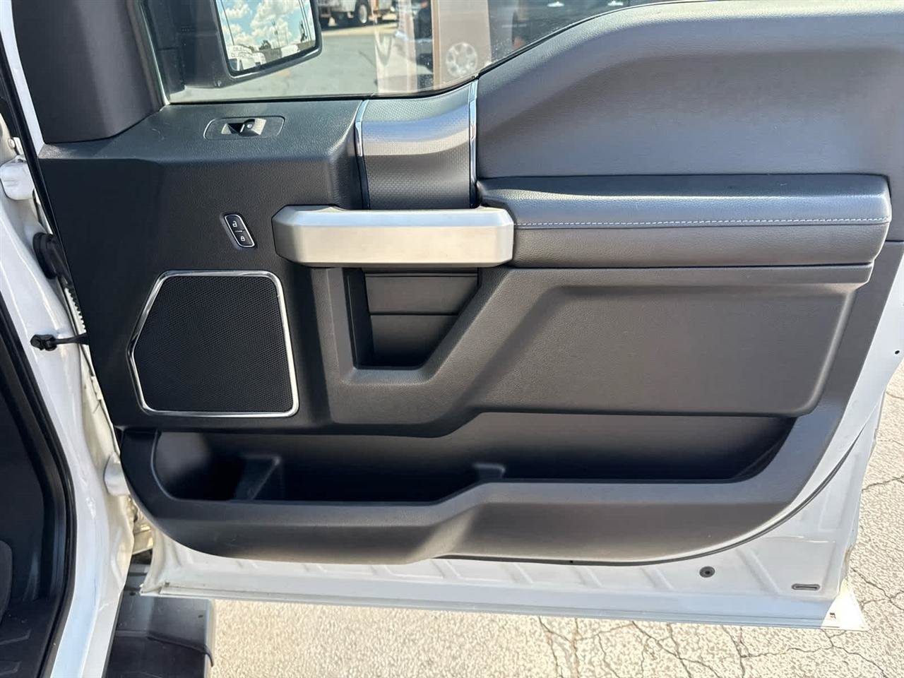 Used 2015 Ford F150 Lariat w/ Equipment Group 501A Mid AWD/4WD image 29