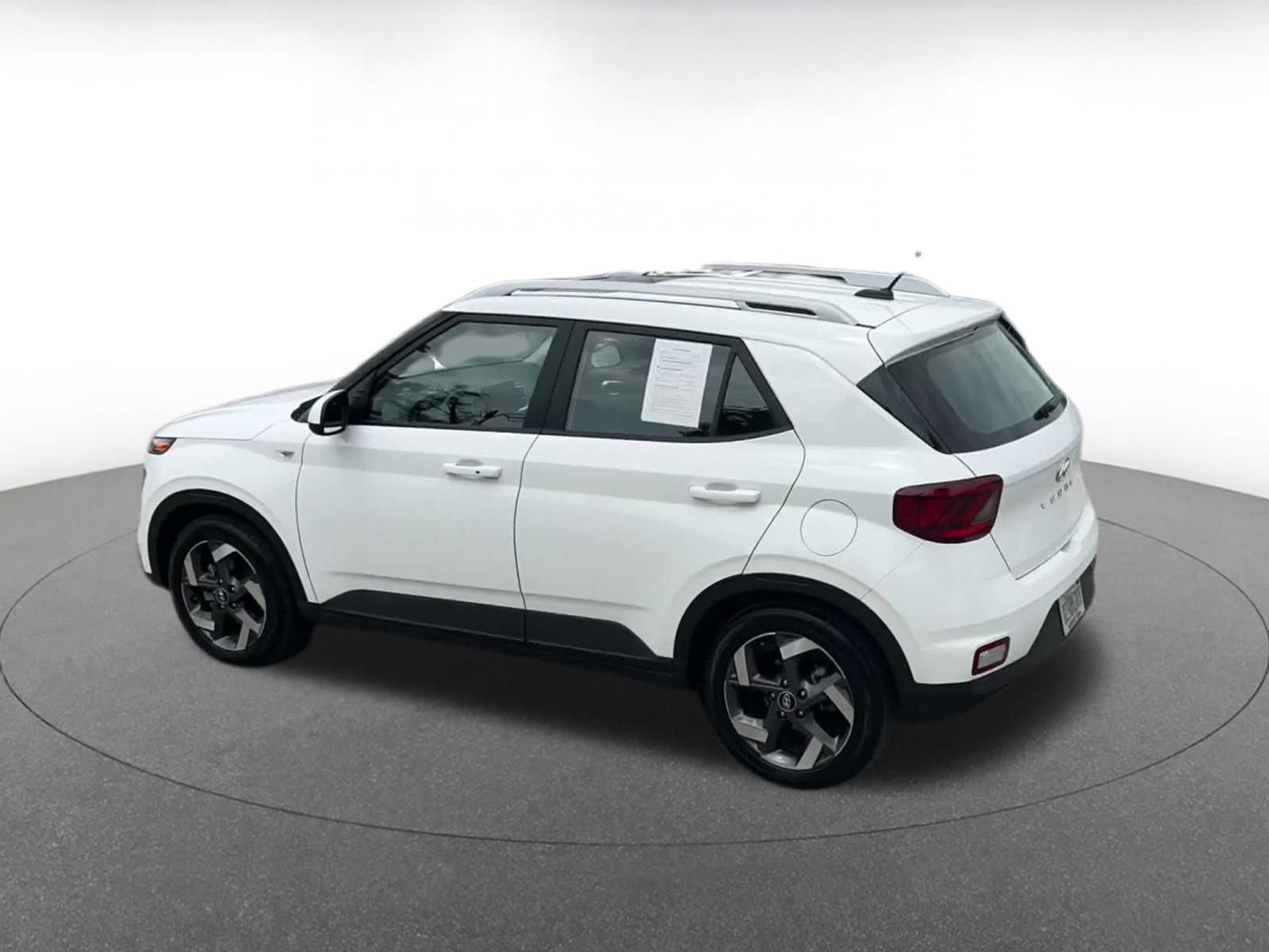 Used 2026 Hyundai Venue SEL FWD image 8