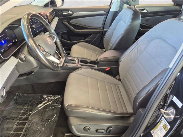 Used 2025 Volkswagen Jetta SE FWD image 21