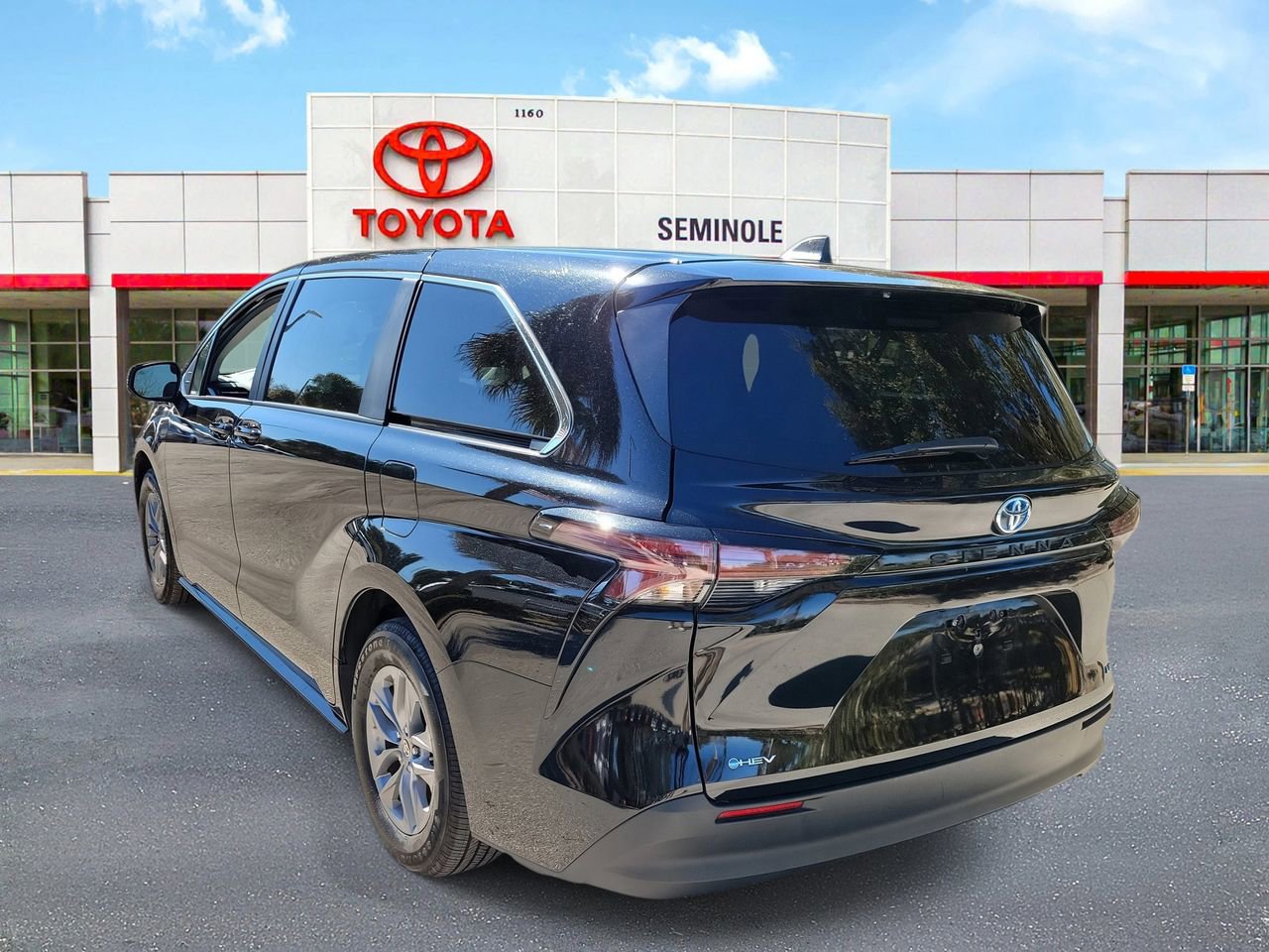 Used 2025 Toyota Sienna LE image 4