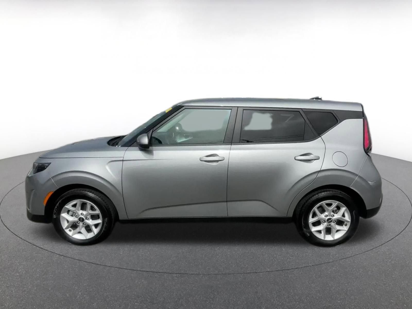 Used 2025 Kia Soul LX w/ LX Technology Package FWD image 9