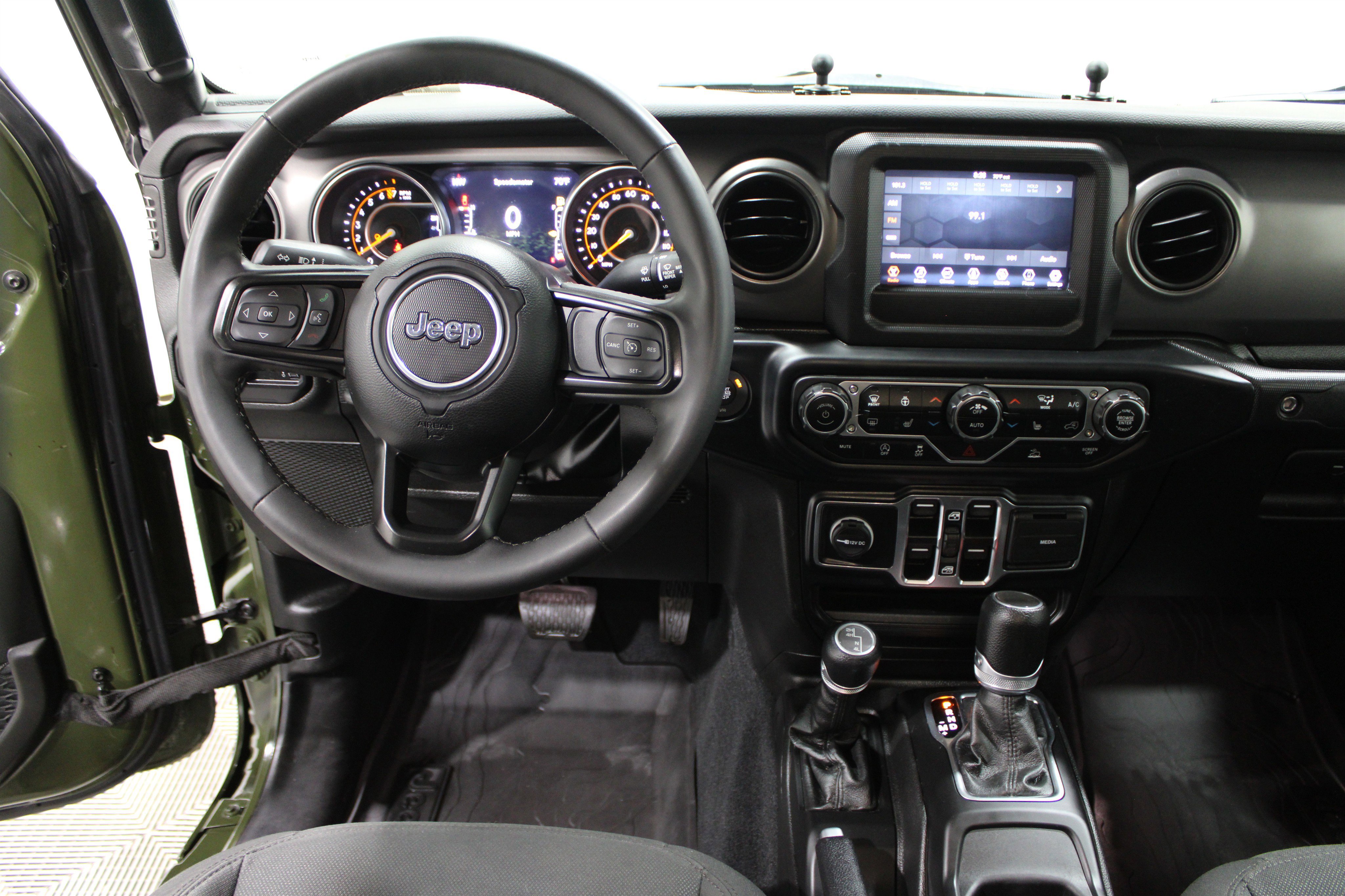 Used 2023 Jeep Gladiator Willys image 2