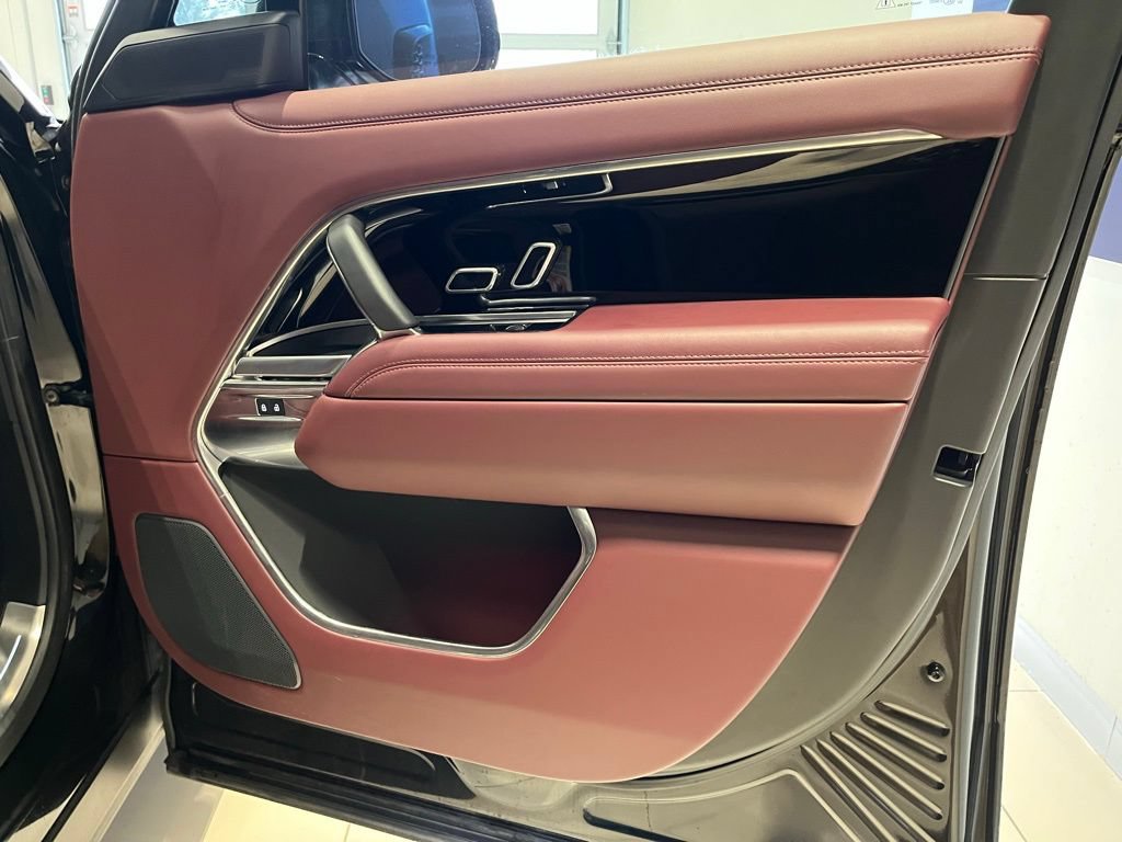 Certified 2025 Land Rover Range Rover SE AWD/4WD image 36