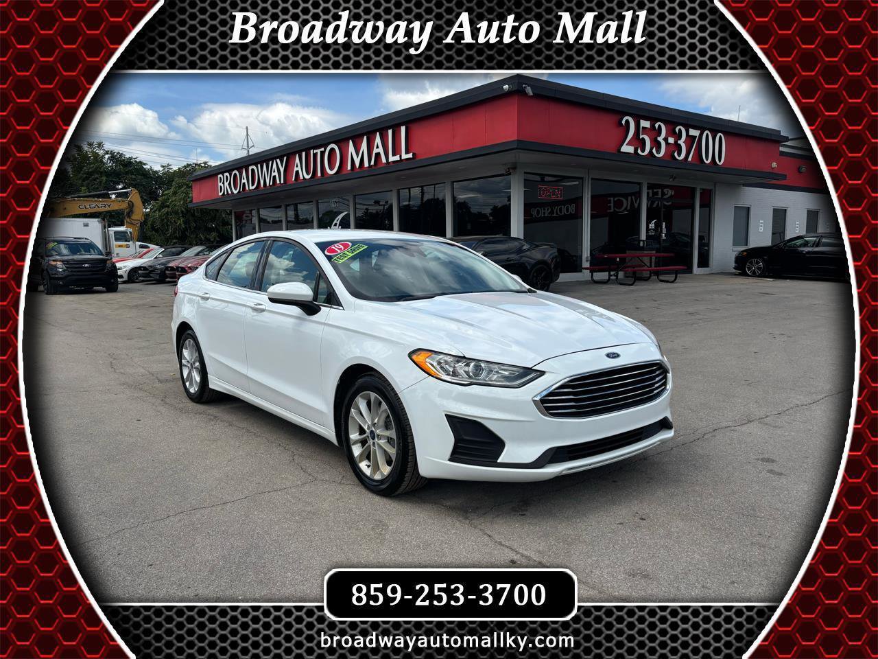 Used 2019 Ford Fusion SE FWD image 1