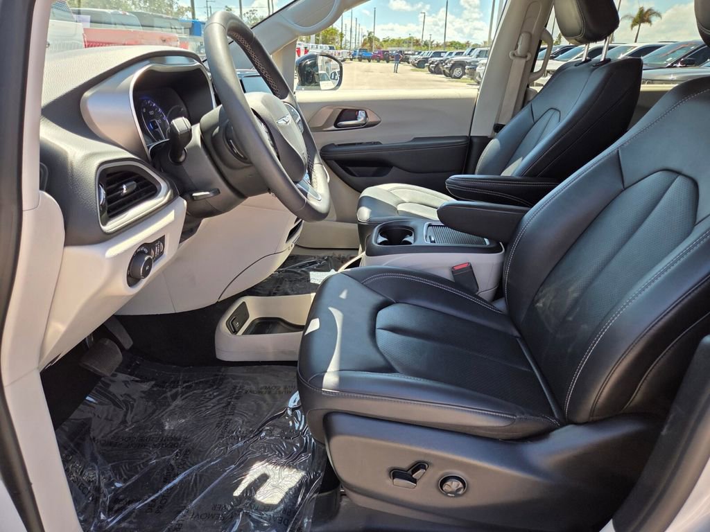 Used 2024 Chrysler Pacifica Touring-L image 24