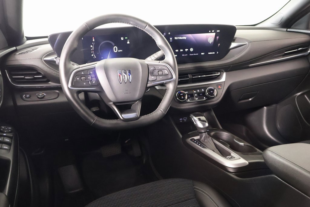 Used 2024 Buick Envista Preferred w/ Convenience I Package image 2