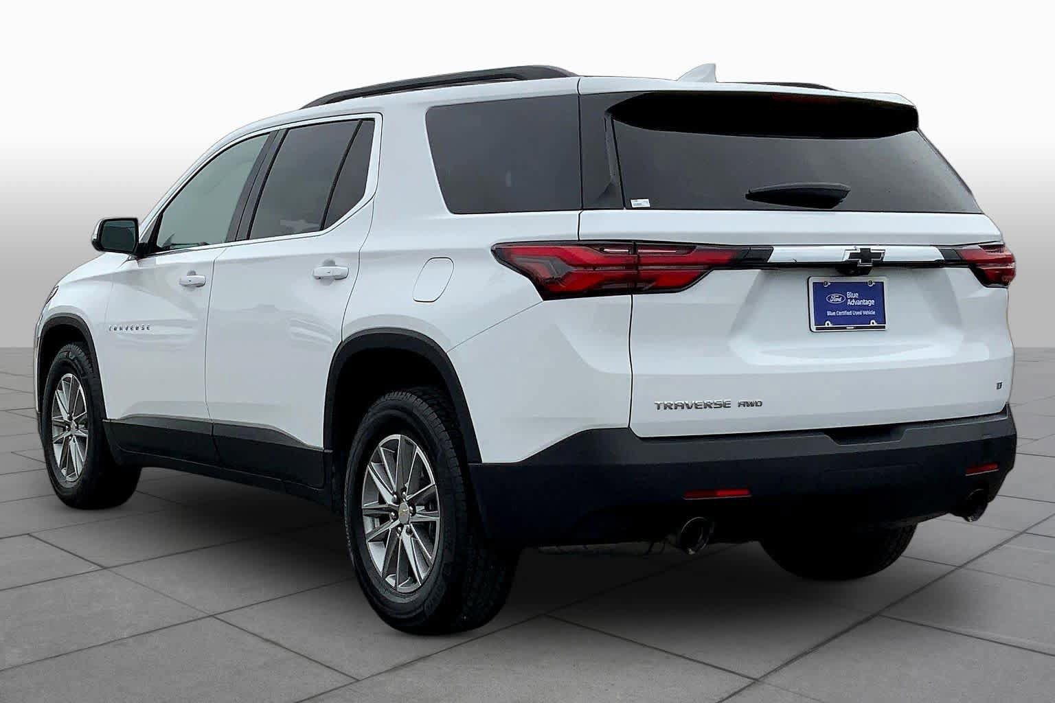 Used 2023 Chevrolet Traverse LT w/ Rear Camera Mirror Package image 12