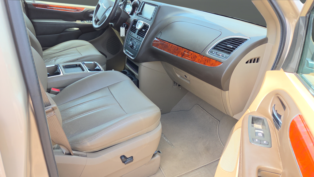 Used 2012 Chrysler Town & Country Touring-L w/ Driver Convenience Group FWD image 15
