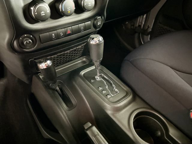 Used 2018 Jeep Wrangler Sahara w/ Connectivity Group AWD/4WD image 12
