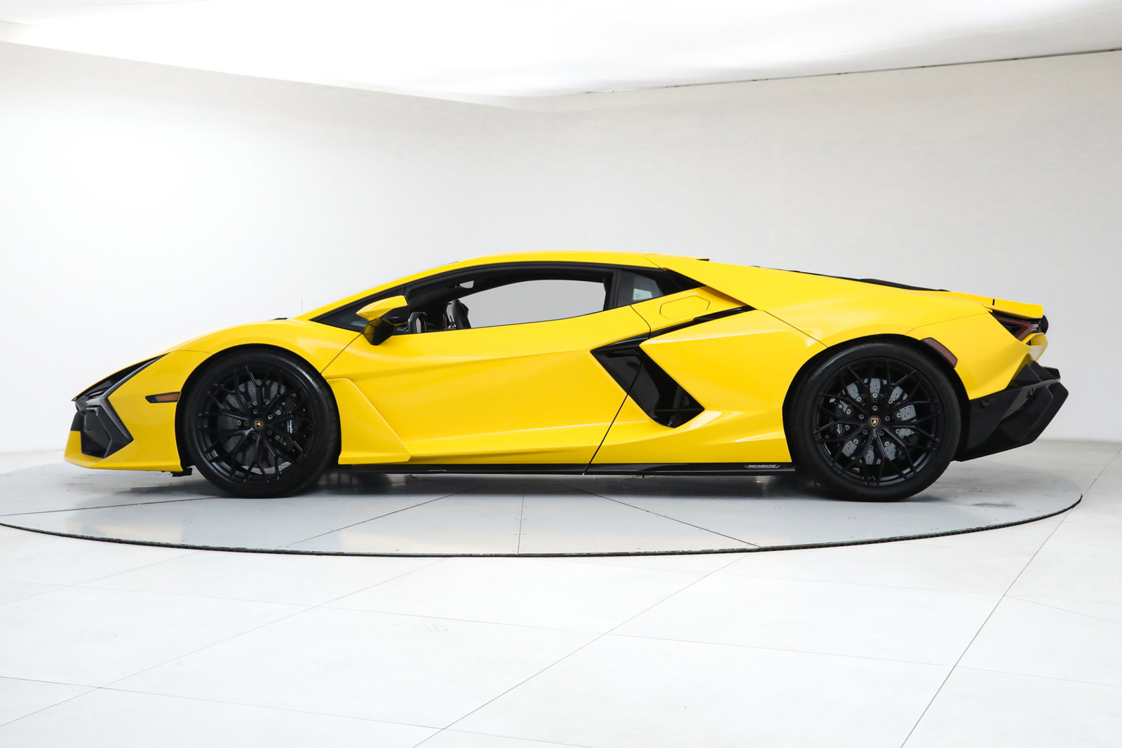 Used 2024 Lamborghini Revuelto image 4