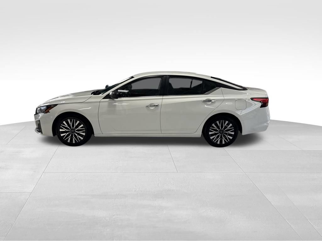 Used 2025 Nissan Altima 2.5 SV FWD image 2