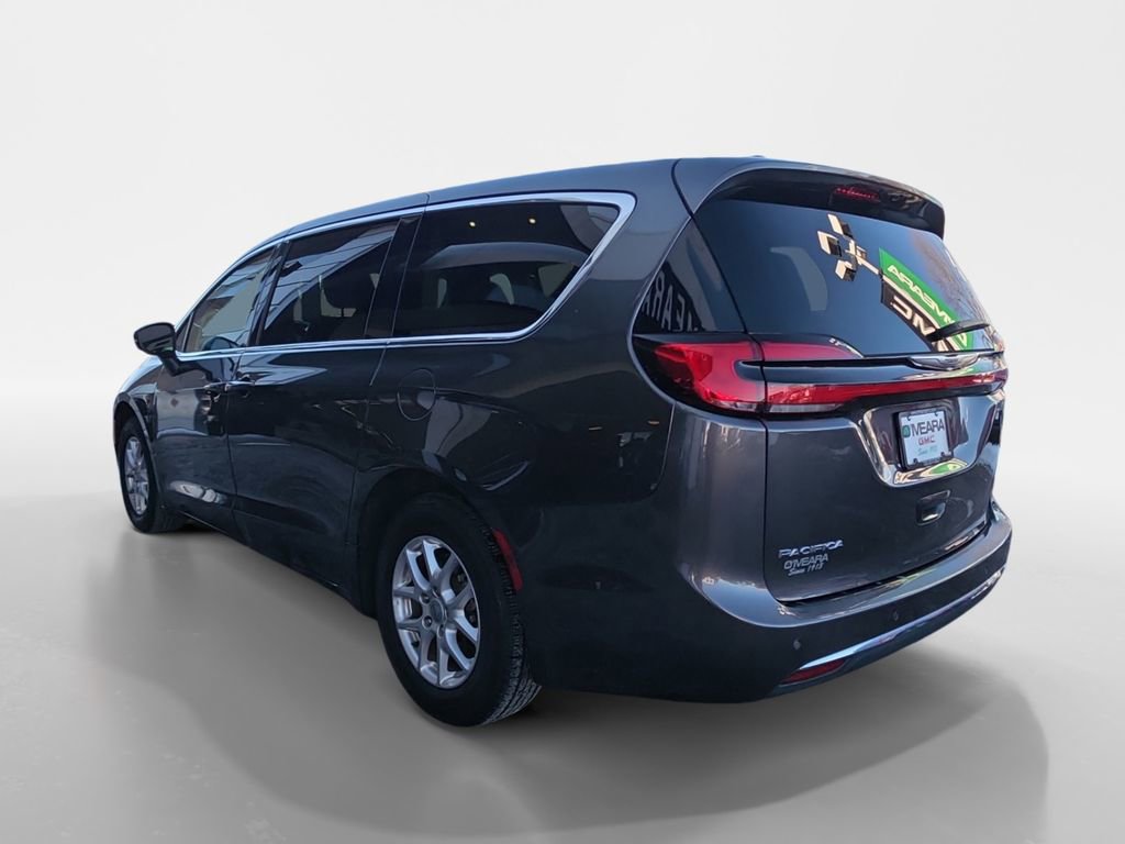 Used 2023 Chrysler Pacifica Touring-L image 3