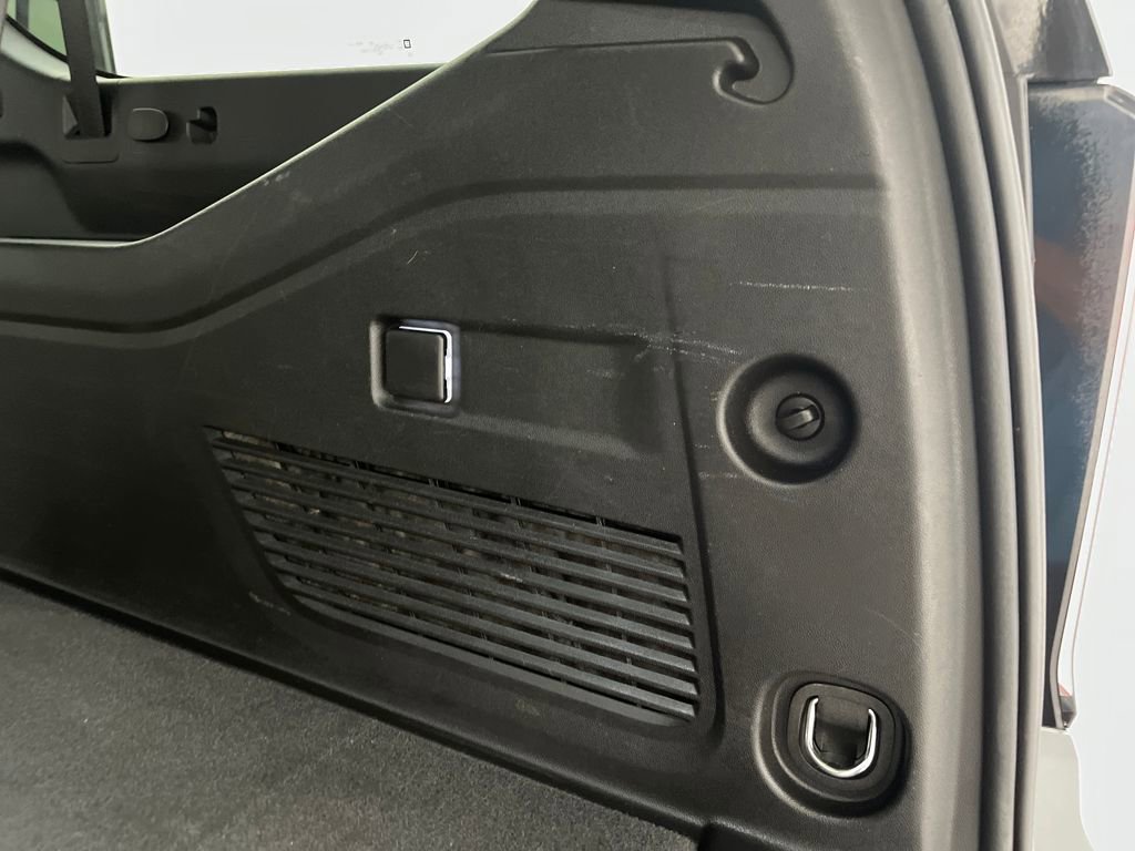 Used 2025 Chevrolet Suburban Z71 image 38