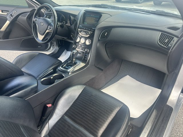 Used 2013 Hyundai Genesis 3.8 RWD image 10