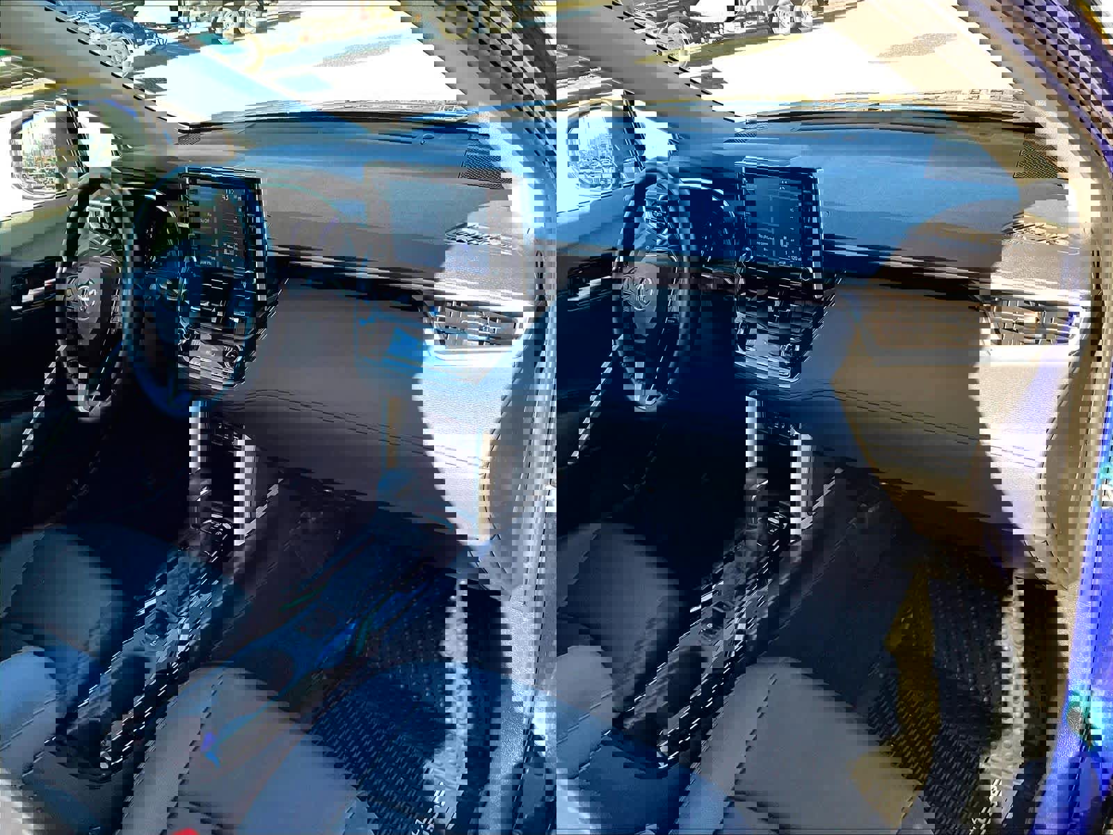 Used 2022 Toyota Corolla Cross XLE w/ Convenience Package image 14