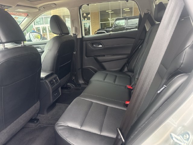 Used 2025 Nissan Rogue SV w/ SV Premium Package FWD image 20