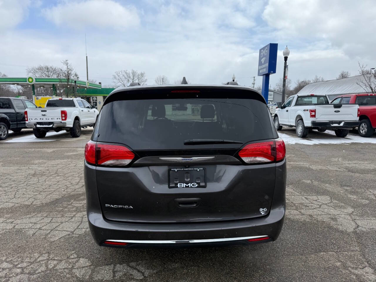 Used 2020 Chrysler Pacifica Touring-L FWD image 4
