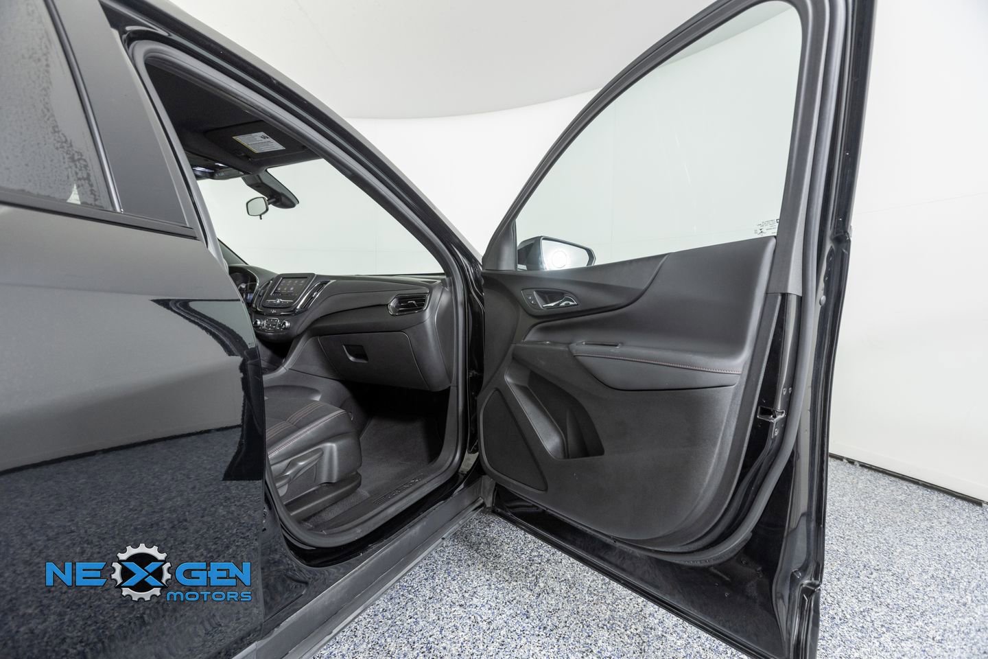 Used 2023 Chevrolet Equinox RS FWD image 35