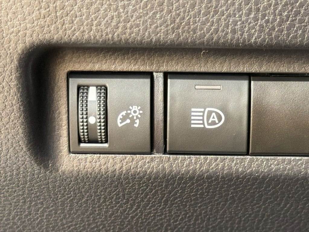 Used 2025 Toyota RAV4 XLE FWD image 25
