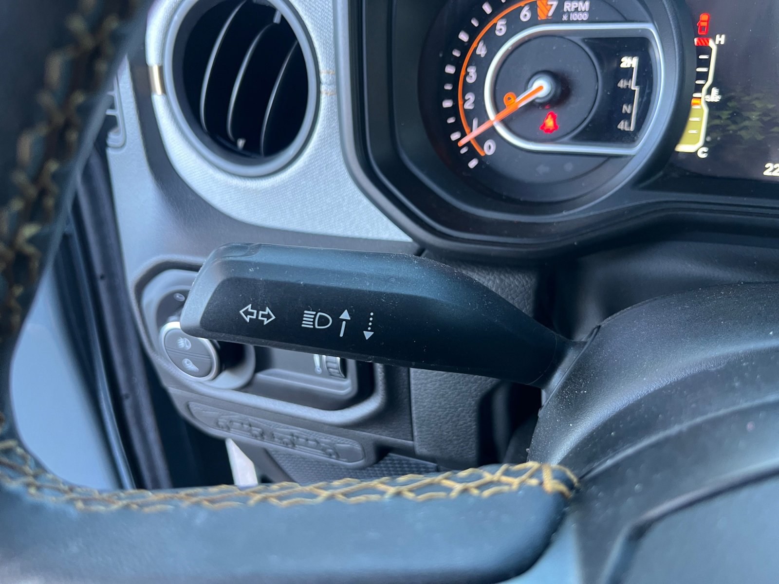 Used 2024 Jeep Gladiator Sport image 12