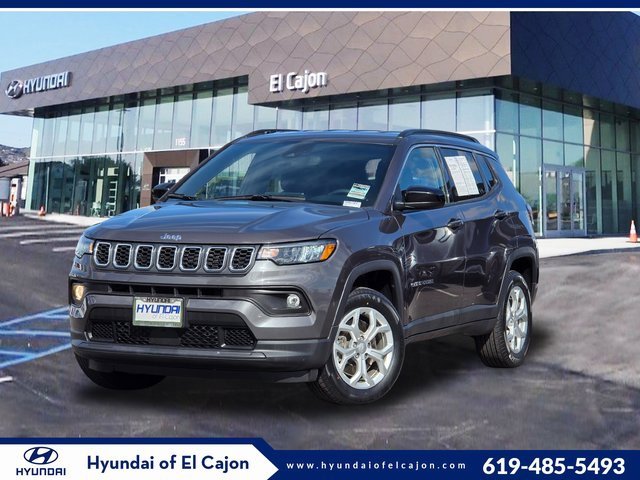 Used 2024 Jeep Compass Latitude image 1