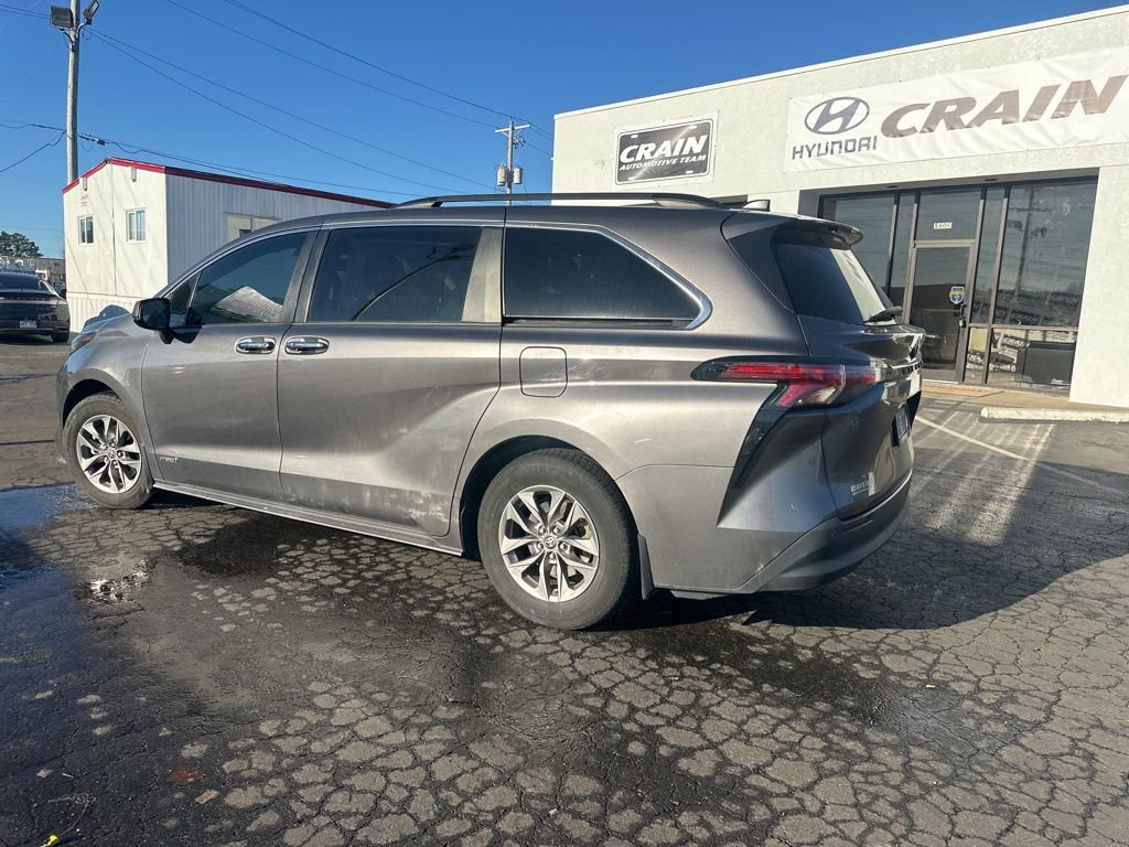 Used 2021 Toyota Sienna XLE image 6