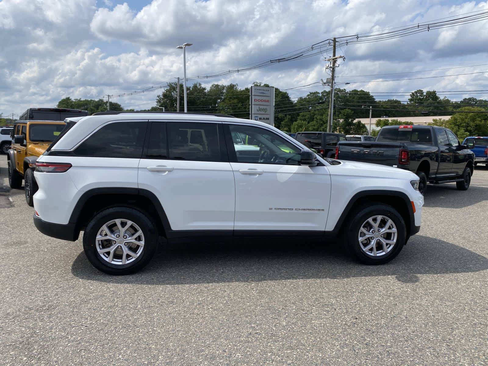 Used 2022 Jeep Grand Cherokee Limited AWD/4WD image 2