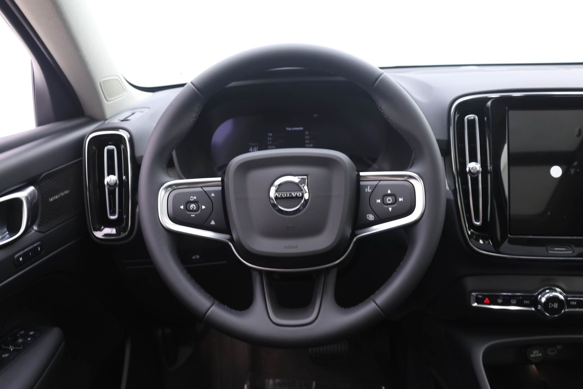 New 2025 Volvo XC40 B5 Ultra w/ Protection Package Premier AWD/4WD image 13