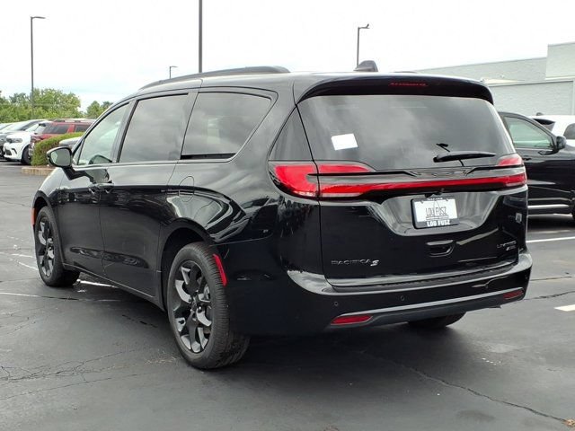 New 2027 Chrysler Pacifica Limited AWD/4WD image 4