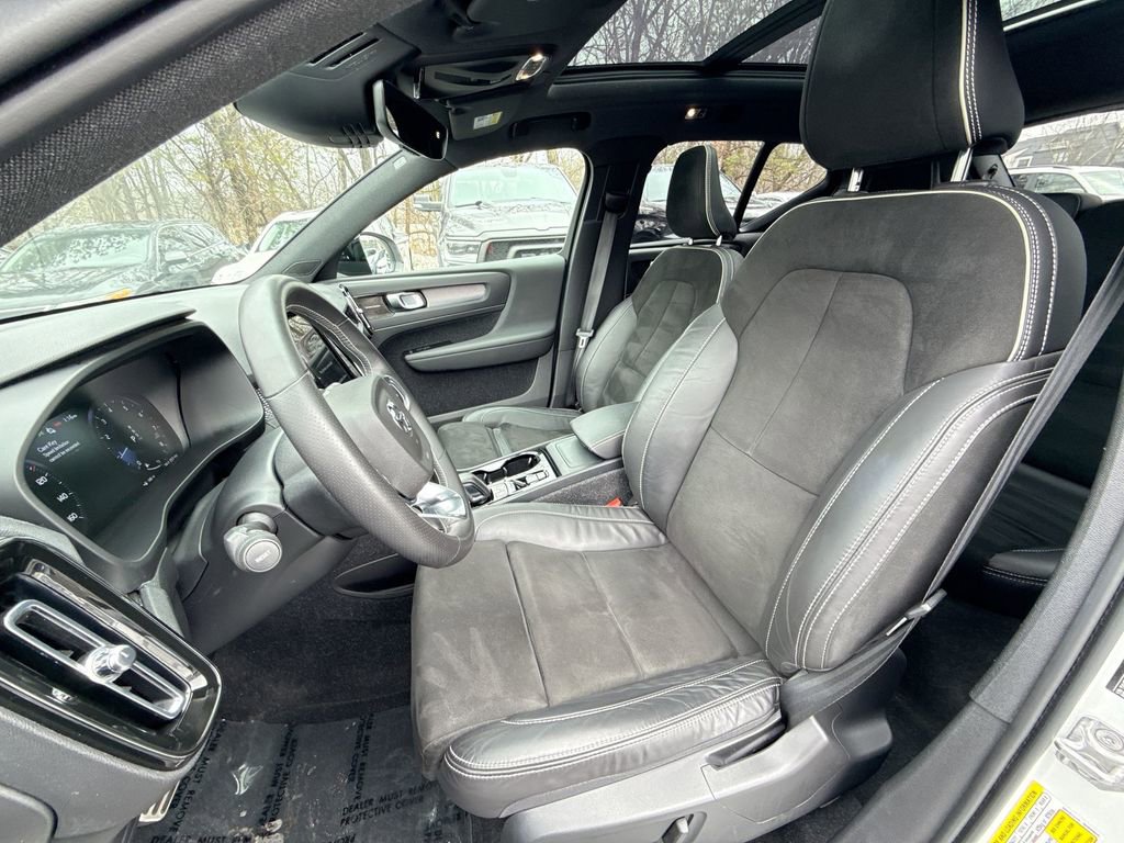 Used 2021 Volvo XC40 T5 R-Design w/ Advanced Package image 13